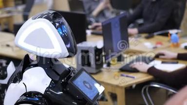 机器人站在<strong>程序员</strong>旁边。 人类<strong>程序员</strong>在计算机上工作。